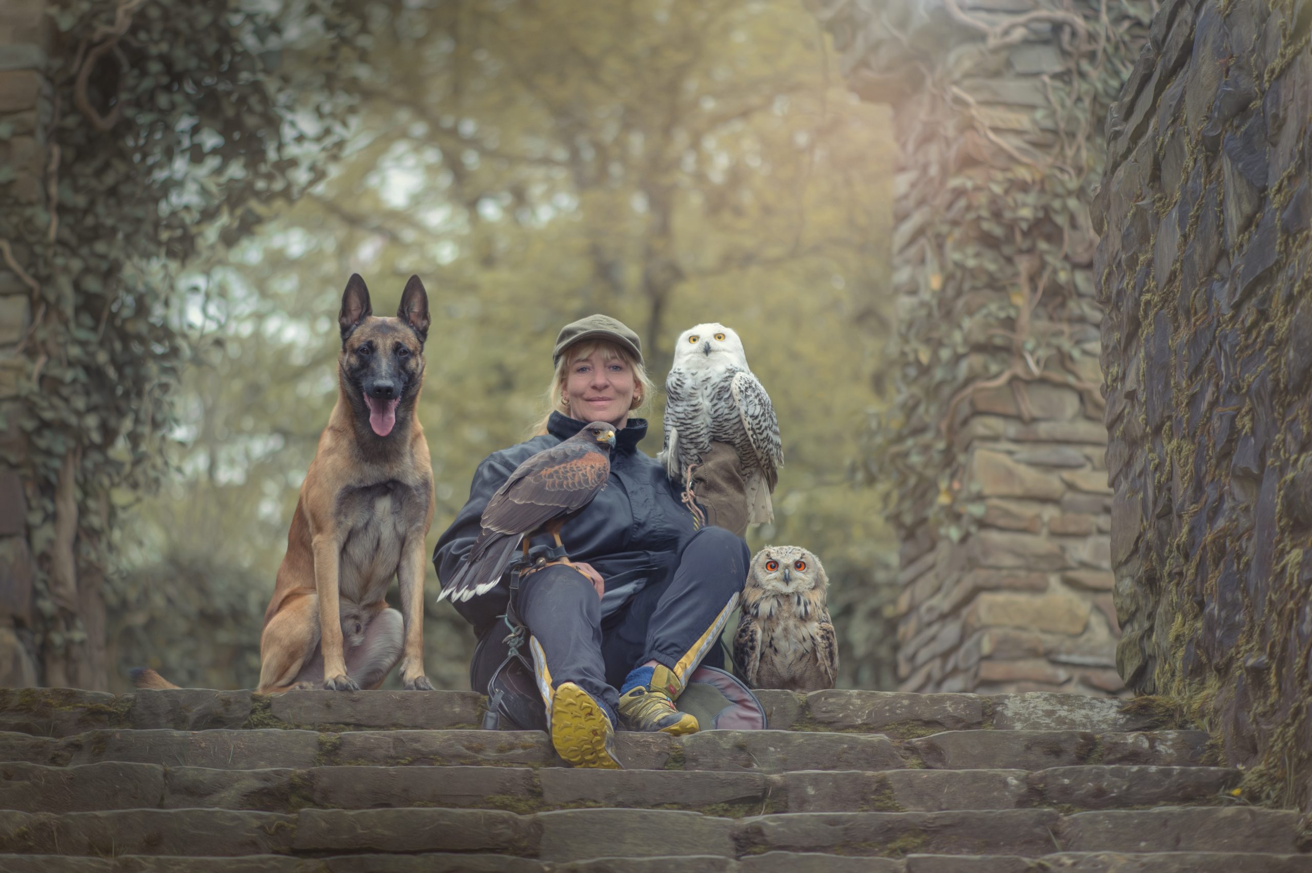 Tanja mit Hund und Vogel